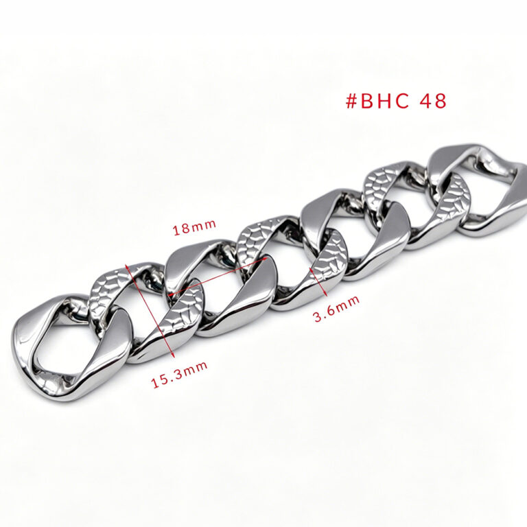 Textured curb chain links of an 18mm metal purse chain highlighting the high-quality electroplated surface finish.
