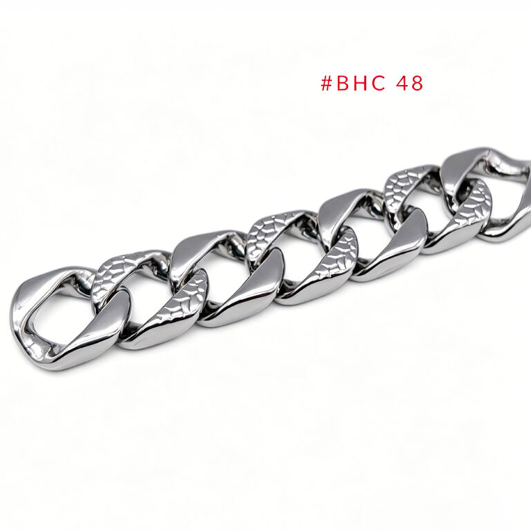 Textured curb chain links of an 18mm metal purse chain highlighting the high-quality electroplated surface finish.