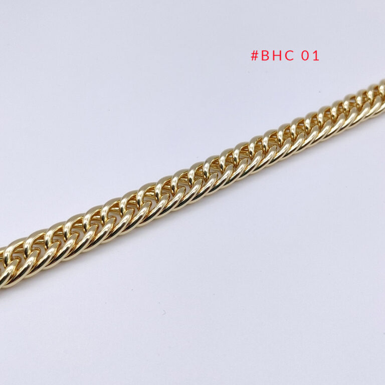 Close-up of a gold curb chain with high-precision electroplating and polishing for heavy duty bag strap chain applications.