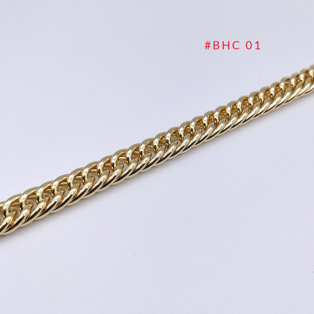 Close-up of a gold curb chain with high-precision electroplating and polishing for heavy duty bag strap chain applications.